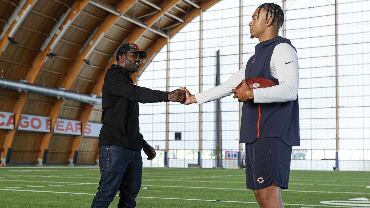 ChicagoBears's tweet photo. Talkin' shop 🤝 https://t.co/NUgqLo6beA