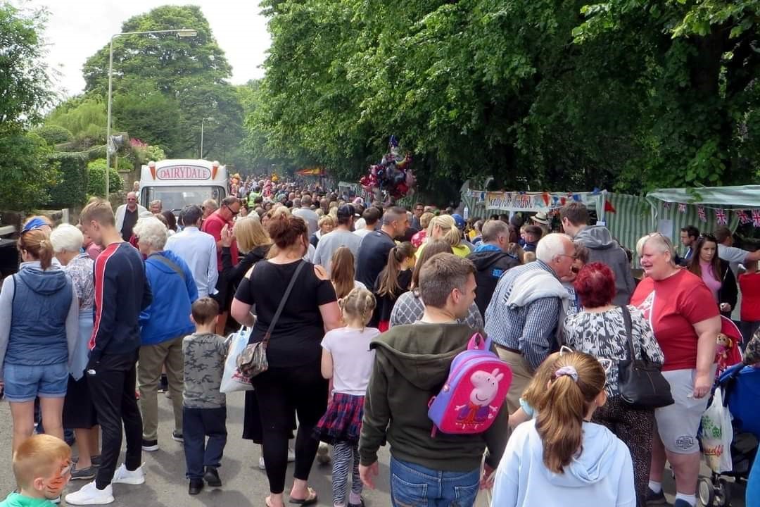 ScalbyFair's tweet photo. Scalby Fair started in 1977 as a result of the Queen Elizabeth II's Diamond Jubilee. Check out the history of the fair by visiting https://t.co/7zuGgDPcy5

Fair day is packed full with over 50 stalls, dancing, childrens entertainment and rides, flower displays, tombola &amp; BBQ. https://t.co/hV9Er8j4Oy