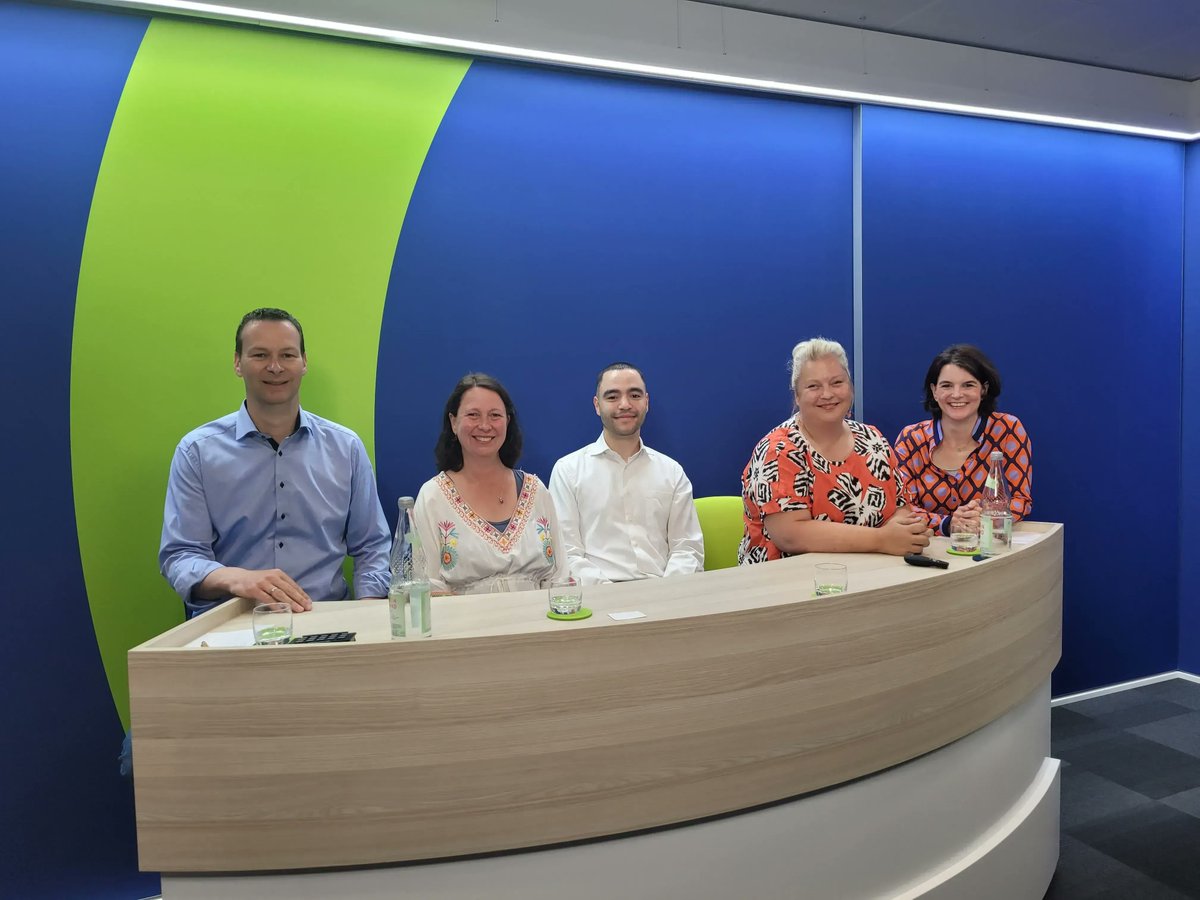 OpenGridEurope's tweet photo. 📣 „Wir setzen auf Vielfalt – das macht OGE erfolgreich“
Dass Vielfalt eine wichtige Rolle bei der Transformation der OGE spielt, war Thema bei unserem Kick-off zum Thema Vielfalt in dieser Woche. Mit dabei: u. a. Thomas Hüwener als Themensponsor. 😊 #OGEverbindet #ichbinOGE https://t.co/NlznYmT60M