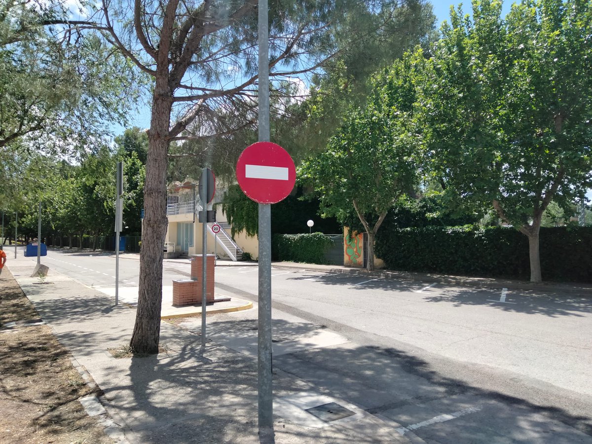 🚗 | TRÁFICO Desde hoy y para mayor seguridad durante los meses de veranos, se ha establecido dirección de sentido único para vehículos, en la calle de acceso a las piscinas municipales 🤝 #Verano #Fraga #Piscinas