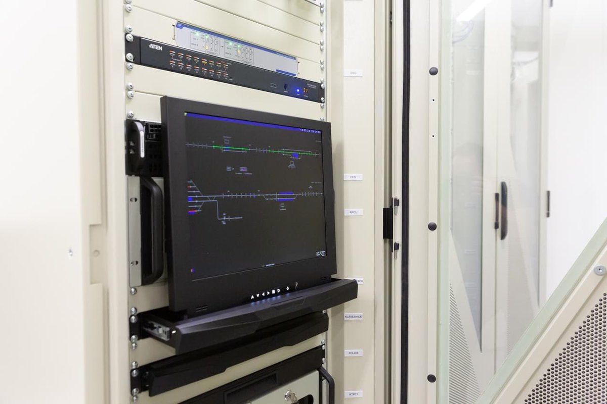 azd_praha's tweet image. Pár fotografií z dalšího traťového úseku v Česku, který společnost AŽD připravila pro provoz pod dohledem jednotného evropského zabezpečovacího systému ETCS. Jde o trať z Ústí nad Orlicí do Lichkova a na státní hranici s Polskem. #AZD #ETCS