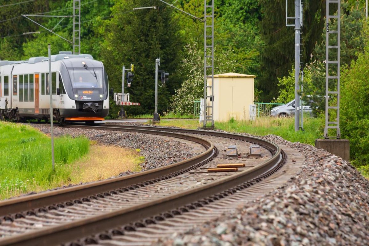 azd_praha's tweet image. Pár fotografií z dalšího traťového úseku v Česku, který společnost AŽD připravila pro provoz pod dohledem jednotného evropského zabezpečovacího systému ETCS. Jde o trať z Ústí nad Orlicí do Lichkova a na státní hranici s Polskem. #AZD #ETCS