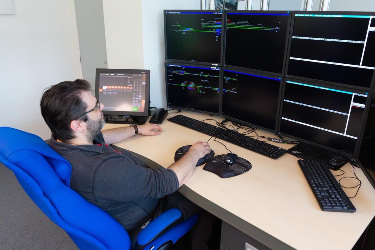 azd_praha's tweet image. Pár fotografií z dalšího traťového úseku v Česku, který společnost AŽD připravila pro provoz pod dohledem jednotného evropského zabezpečovacího systému ETCS. Jde o trať z Ústí nad Orlicí do Lichkova a na státní hranici s Polskem. #AZD #ETCS