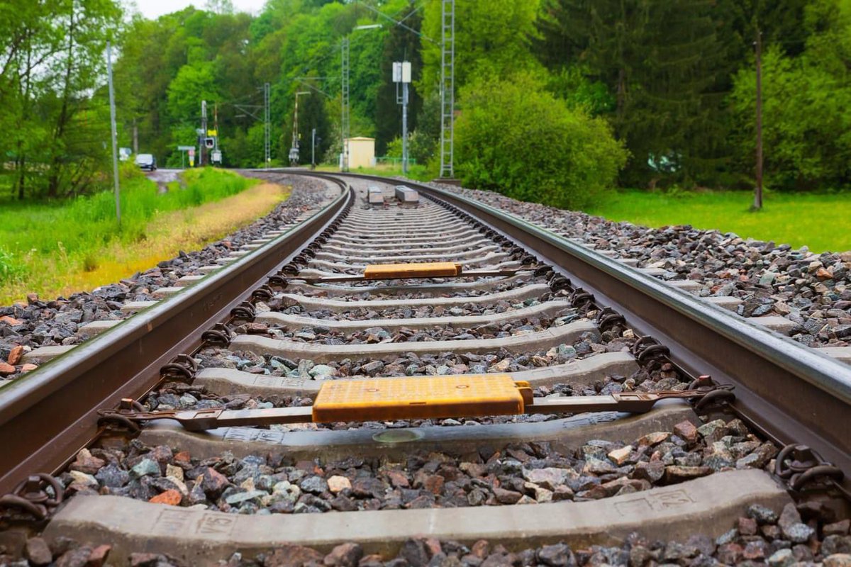 azd_praha's tweet image. Pár fotografií z dalšího traťového úseku v Česku, který společnost AŽD připravila pro provoz pod dohledem jednotného evropského zabezpečovacího systému ETCS. Jde o trať z Ústí nad Orlicí do Lichkova a na státní hranici s Polskem. #AZD #ETCS