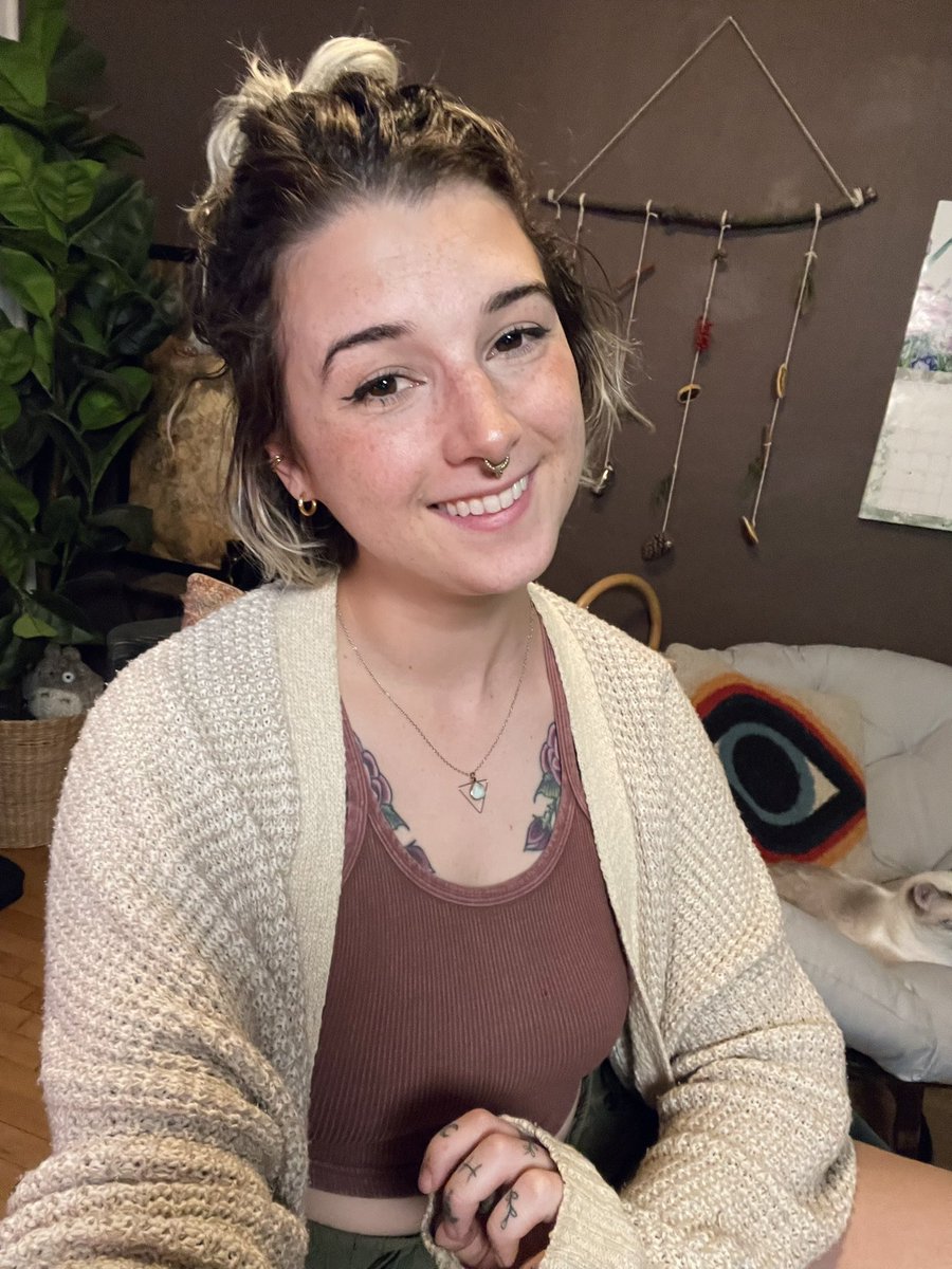 i’m live! casual lil streamer/ creator q&amp;a then playing Unpacking 🧸🪴✨

twitch.tv/mischacrossing