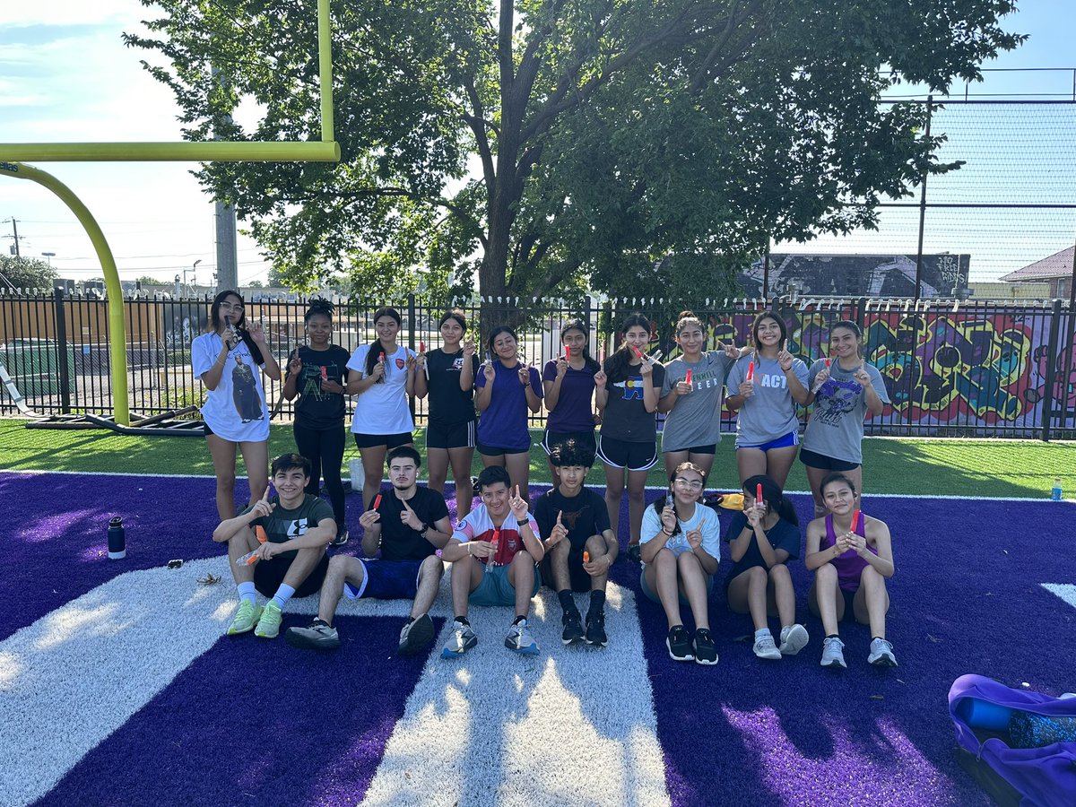 SunsetBisonXC's tweet photo. No better way to end off the week than with popsicles after an easy run!! 🤩😋
@MariselaLopez91 @dallasschools @Sunset_Bison https://t.co/iltGRD9Tmj