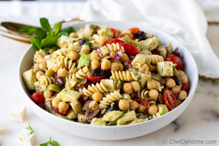 👉Chickpea Pasta Salad
🔗bit.ly/3KFa13o 

Pasta #Salad with chickpeas, cherry tomato, artichoke, avocado coated in delish Italian Vinaigrette dressing. This salad is protein-packed, filling and easy to put together. #pastasalad