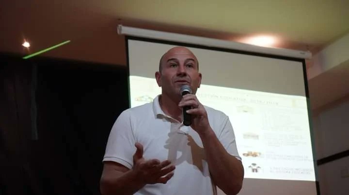 FerPerezQuilmes's tweet photo. LA EDUCACIÓN PARA TRANSFORMAR LA PROVINCIA Y QUILMES
Junto a @danyatavela77 y @YoSoyMartiniano estuvimos en Quilmes debatiendo propuestas con los vecinos. 
#JuntosPorElCambio va a trabajar por volver a poner en eje la educación. Mejor educación es más seguridad e inclusión. https://t.co/gKOWLzj0bJ