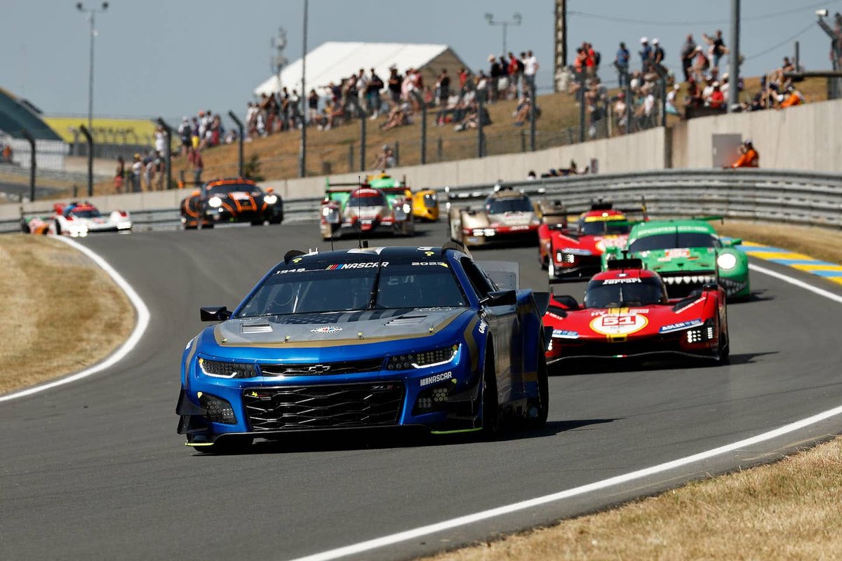 Un NASCAR Camaro ZL1 va a correr mañana en las 24Hs de Le Mans. Durante la calificación ya hizo mejores tiempos que toda la categoría GTE-LM, y está apenas a unos 8 segundos de los tiempos de los prototipos LMP2... algo increíble 🤯