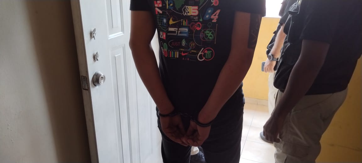 policiadepanama's tweet photo. Mediante labores de Inteligencia, unidades policiales  aprehenden a una persona, presuntamente vinculada al asalto a mano armada de una adulta mayor en el sector de Chanis. El sospechoso fue quien posiblemente brindó información sobre el movimiento de la señora dentro del banco. https://t.co/B0yY6rvUWp