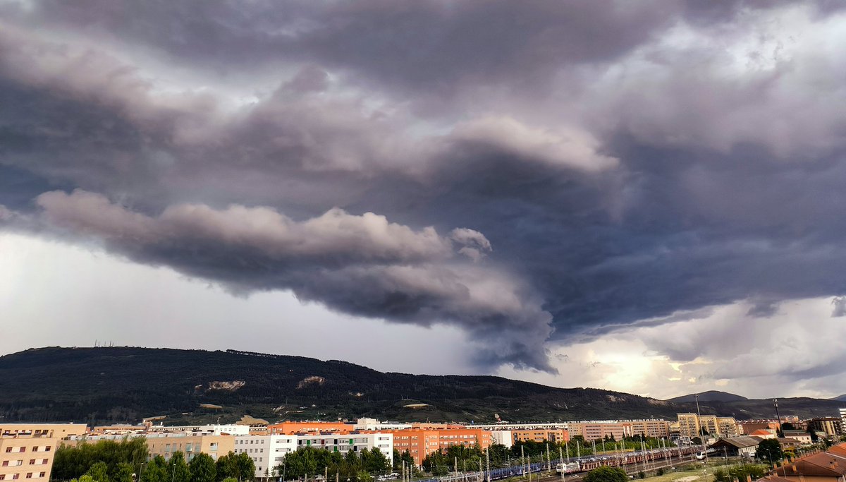 Robocariz's tweet photo. Impresionante arcus sobre el monte Ezkaba https://t.co/RZV72USJXe