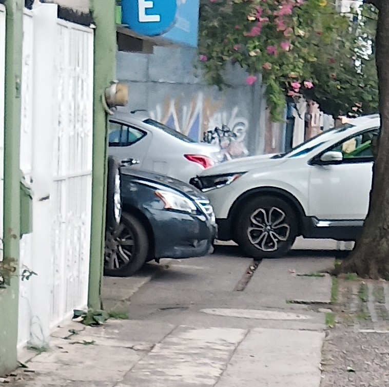 fermf1's tweet photo. Es urgente que pongan en orden a estos conductores que, sin importarles el peatón, se estacionan como quieren. @VialidadXalapa @ssptransitover @AytoXalapa  @alcalorpolitico https://t.co/60gu1jjS5K