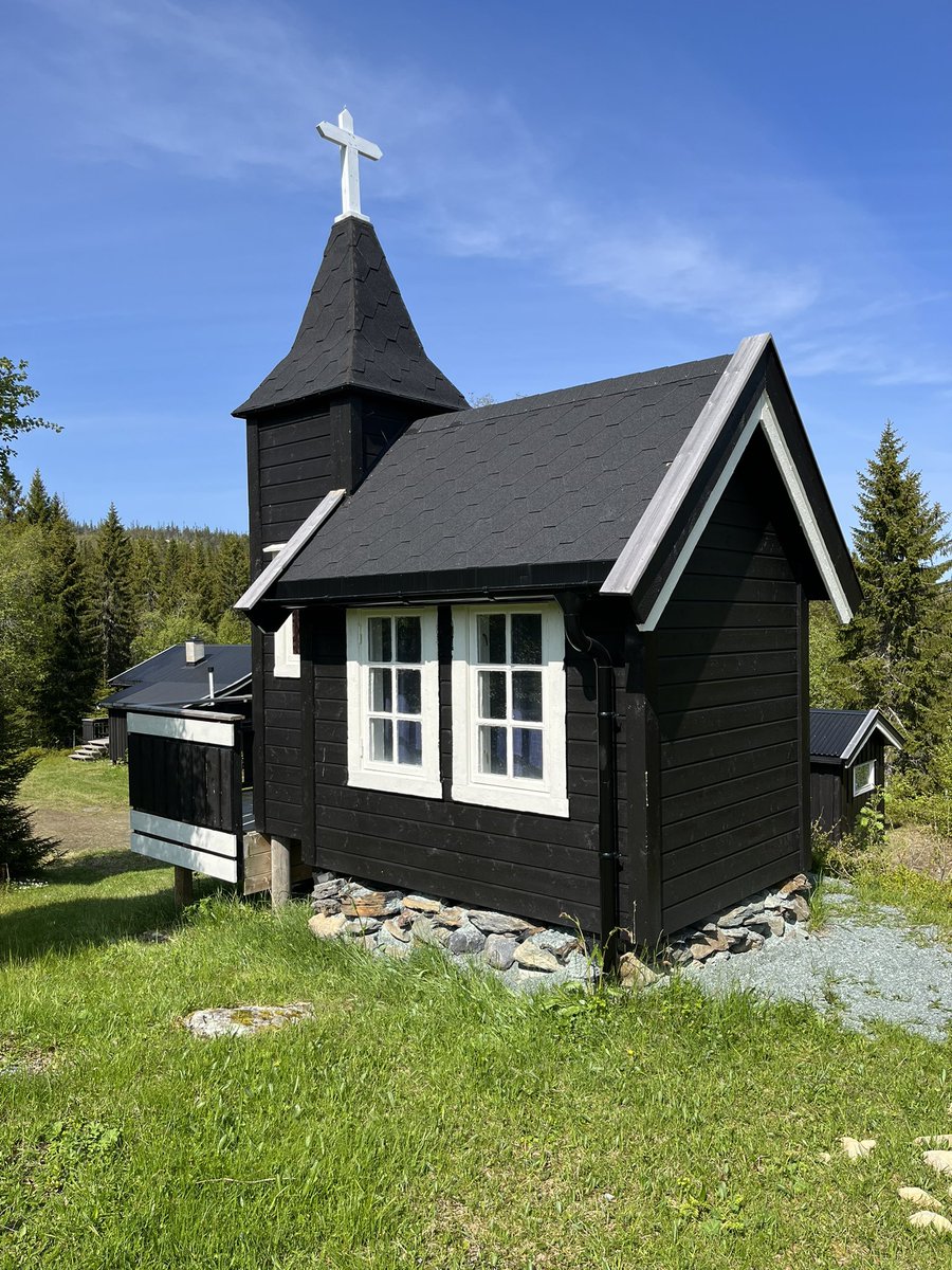 Stussli kapell ved Haugatjønna i Åsen, Levanger. Den har plass til fire personer.