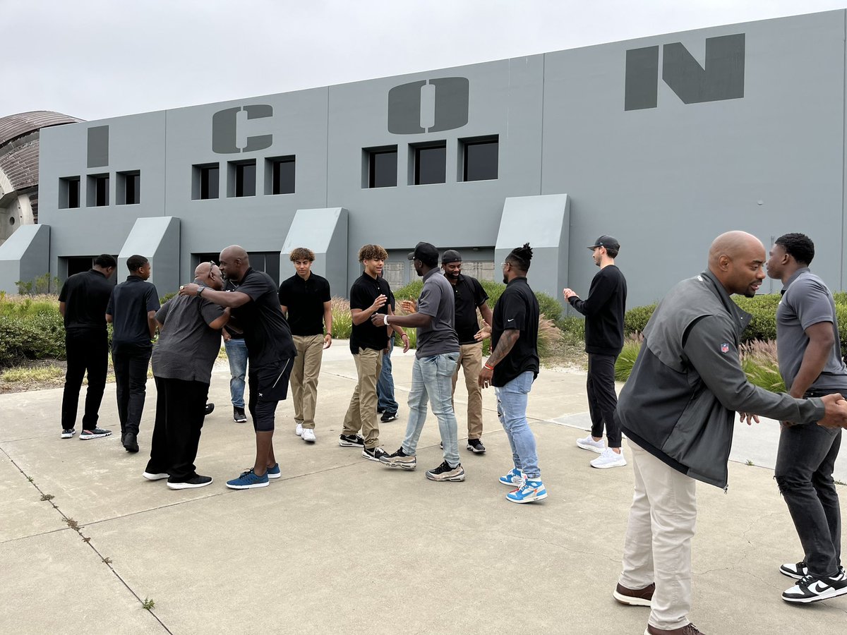 DistinctlyHIS_'s tweet photo. Early in the AM we’re already at it on the #DistinctlyHisCollegeTour 

This morning we are at @oakley doing a tour &amp; experiencing what “sponsorship” looks like 

Oakley is one of the top companies in the company working w/ the best like @PatrickMahomes 

#WeBuzzn https://t.co/jxWYsB0Gzg