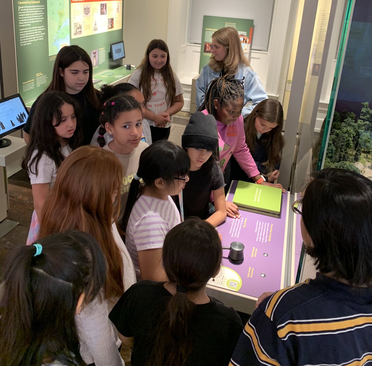 YPS_Inquiry's tweet photo. Family School 32 at the Philipse Manor Hall! Students are waking the galleries and engaging in the fur trade game! Thank you PMH for facilitating! @YonkersSchools @SuptQuezada @RcollinsJudon @DrF_Hernandez @FamilySchool321 @PhilipseManor https://t.co/shUELSWExl