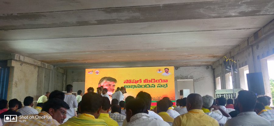 ysrcpitwingoff's tweet photo. ఐటీడీపీ సోషల్ మీడియా పేటియం,గూగుల్ పే గాళ్లకు రాబిన్ శర్మ స్మార్ట్ వాచ్ లు... చంద్రన్న కానుకలు
#EndOfTDP
#GooglePayBatch
#TDPPaidPayTMBatch
#YSRCPAgain2024
#YSRCPITWING
#SuneelPosimreddy https://t.co/Hypz3S7C9V