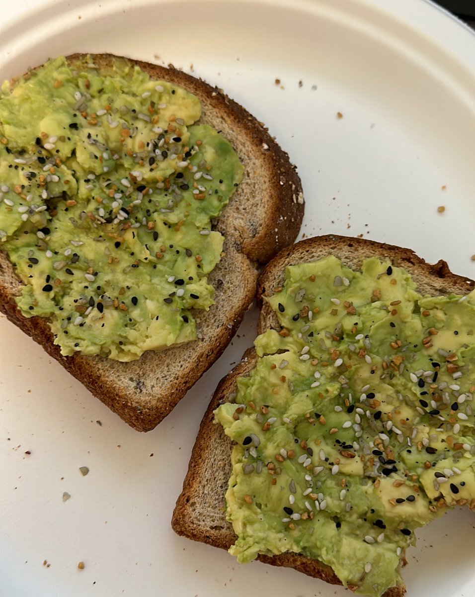 CookingUncleB's tweet photo. Avocado Toast @ Work! So Delicious with Everything Bagel Seasoning! 😋#avocado #breakfast #snacks #CookingWithUncleB #FridayMotivation https://t.co/uY8HJt80Gd