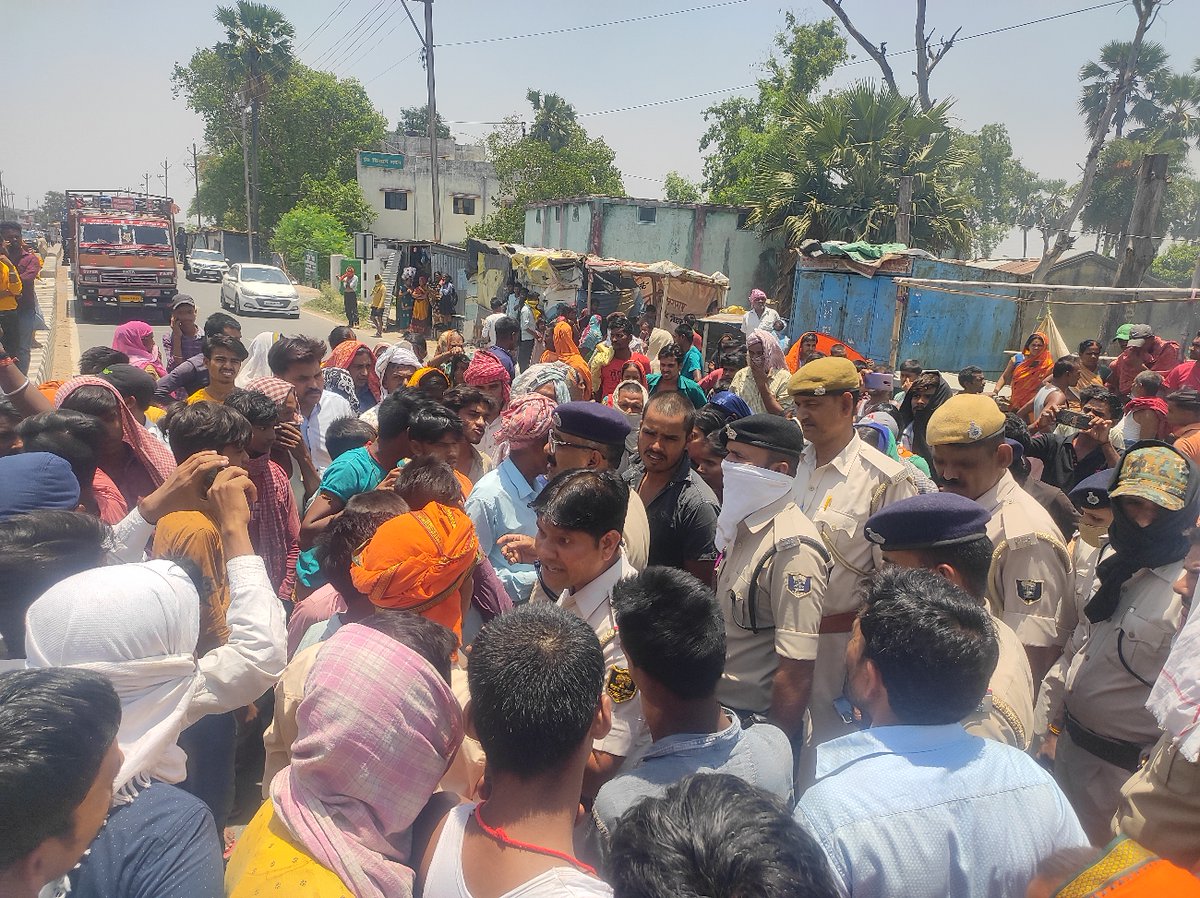 ujjwal121's tweet photo. #पटना  : बख्तियारपुर थाना क्षेत्र के लखनपुरा नैया बाबा के पास एसएच-106 पर मिनी ट्रक दो ई-रिक्शा को मारी जोरदार टक्‍कर। इसमें छह लोगों की मौत हो चुकी है। तीन घायल अस्‍पताल में इलाजरत हैं।
#RoadAccident #SH106 #Bakhtiyarpur https://t.co/DUipZxO8bL
