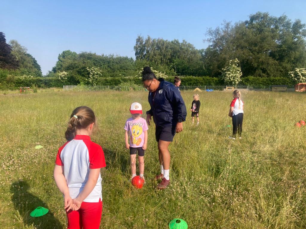 CardiffMetWFC's tweet photo. Thank you to 10th Ely Rainbows (Girlguiding) for inviting us along this week. 

We loved helping the girls complete their football badges and glad to see that the long grass didn't stop them having fun!

#ArcherFamily #FutureArchers https://t.co/ZgSd5bXtci