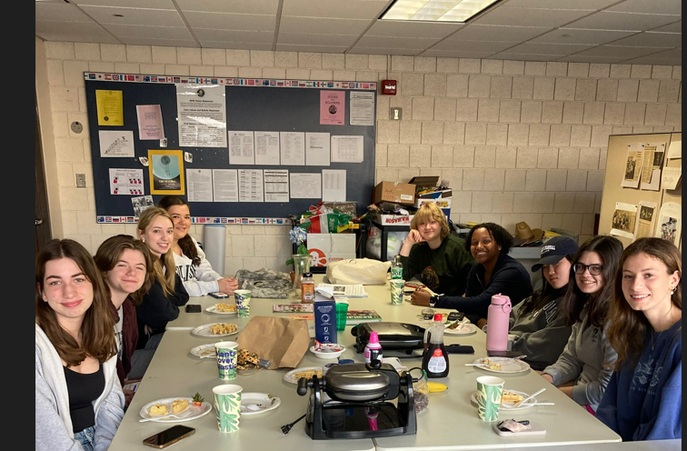 FrauHiggins's tweet photo. Senior Waffle Breakfast- German Honor Society #wiltonwayct  @wilton_warriors https://t.co/uPGFliqDMM