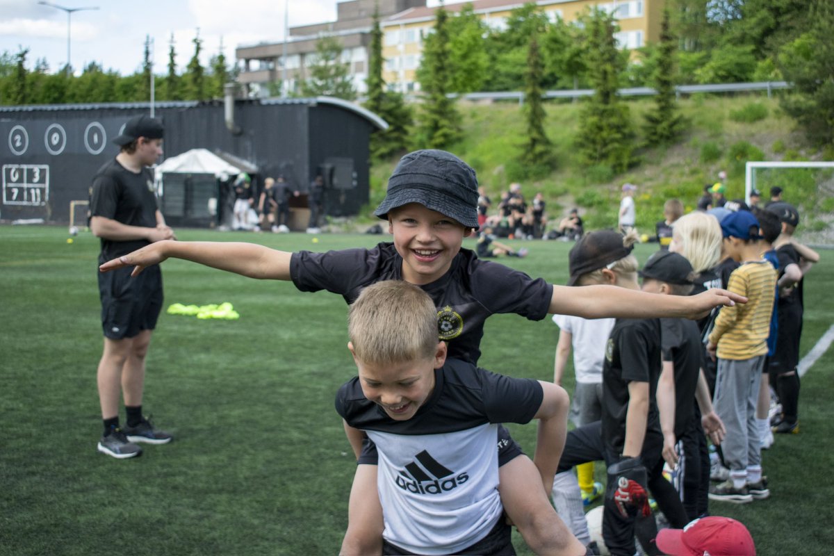 Käpylän jalkapalloleirit ja jalkapallokoulut liikuttivat ensimmäisellä koulujen lomaviikolla Käpylässä 🌞⚽️

#jalkapallo #Käpylä #junnufutis
