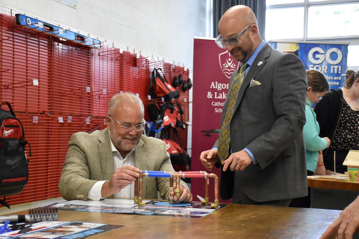 The opening of the classroom supports the launch of Curiosity Creates Change. #C3ALCDSB is an inquiry-based learning experience for all grade 7 and 8 students in the #ALCDSB. Learn more: bit.ly/3J5JTx4 @DavidDeSantis22 <a href="/CareyDewey1/">Carey Dewey</a> @alcdsb_SoE