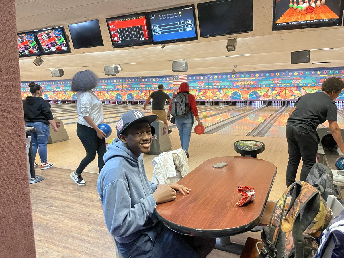 OasisSCSD's tweet photo. Middle School fun time at bowling! @OasisSCSD @SyracuseSchools https://t.co/tTd0ikvjm1