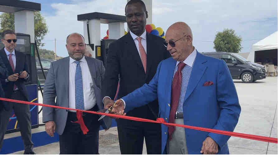 IGIHE's tweet image. Société Pétrolière isanzwe icuruza ibikomoka kuri peteroli mu Rwanda n’umufatanyabikorwa wayo BB Energy, yafunguye sitasiyo itanga izi serivisi mu mazina ya Société Pétrolière Maroc.
ow.ly/UkAM50OKGh1