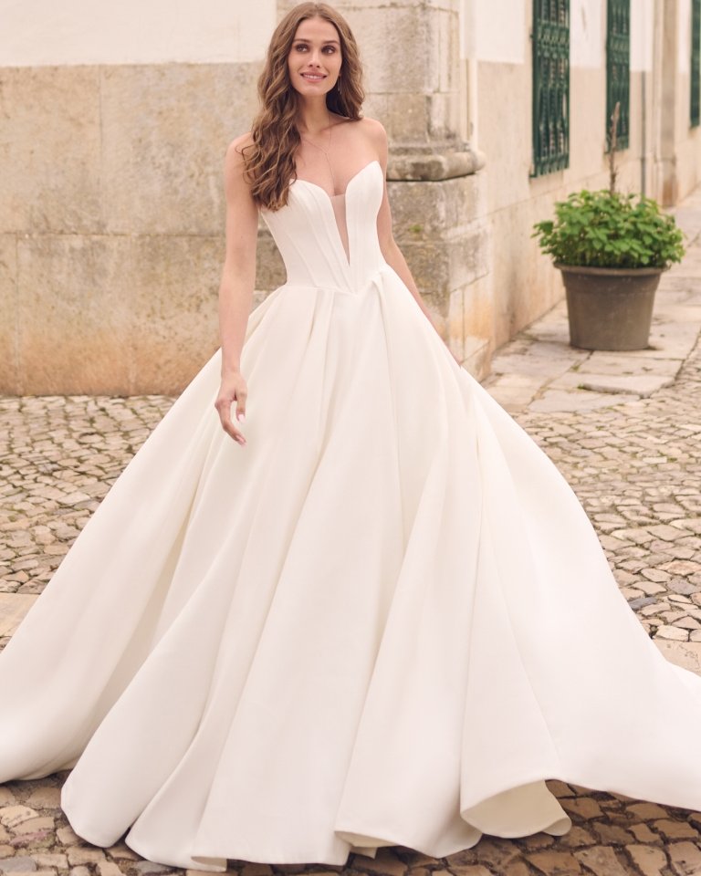 AZWeddingShow's tweet photo. Catch some gorgeous looks from @legacybridalboutique on the runway this Sunday! We have TWO Fashion Shows presented by @AFWOnline and powered by @PHXFashionWeek so be sure to catch both (11am and 1:30pm) to see all the looks from our vendors. Show doors open at 9am!
#FashionFrida https://t.co/kwsz7AOOYK