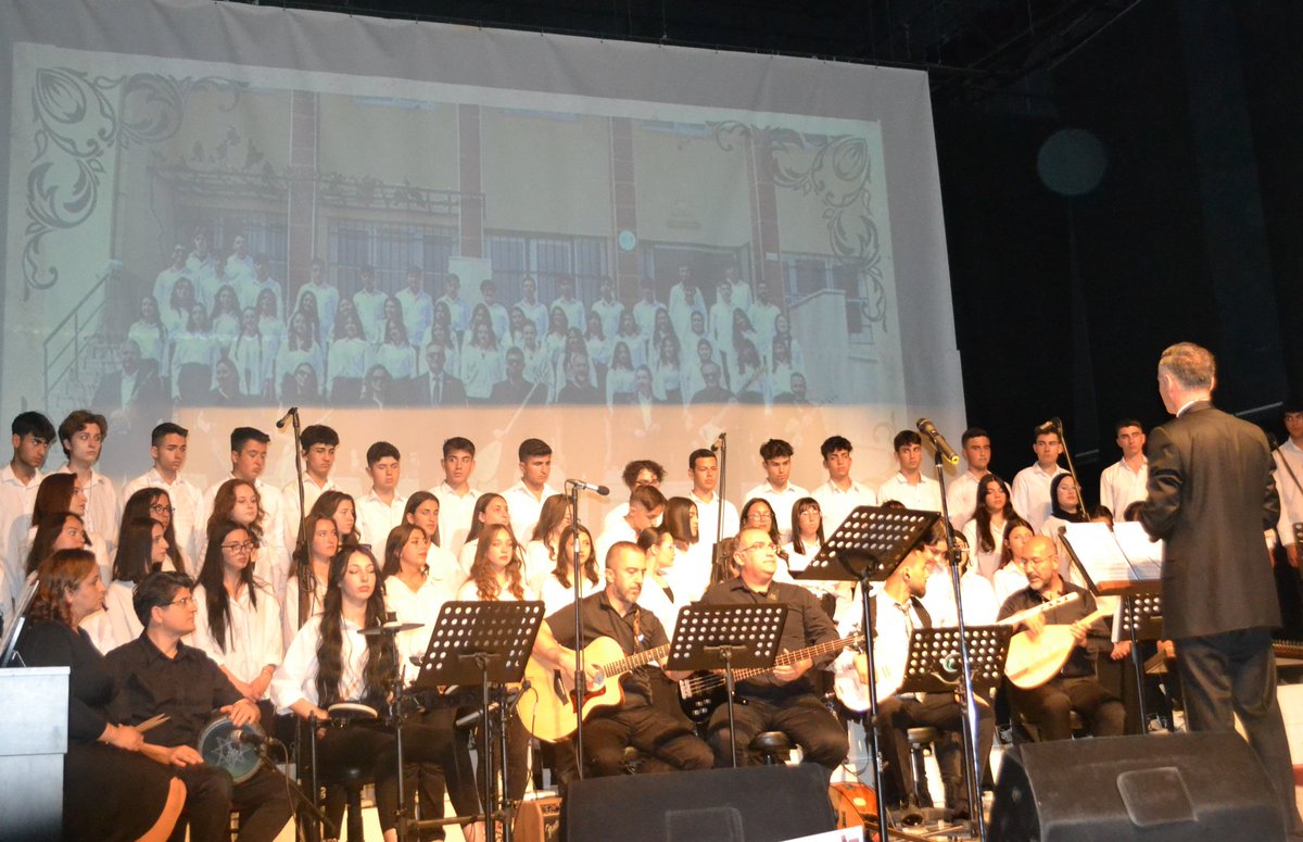 Müzik Bölümü öğretmen ve öğrencilerimizce hazırlanan yılsonu konserimiz izleyicilerden tam not aldı.
#konser
<a href="/meb/">Maria Elena Boschi</a>