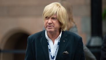 Martin_Robbo87's tweet image. 2 of the 3 people below are being knighted. Absolutely the wrong way around and to say it is a travesty of the highest order is an understatement. Stop the world, i want to get off.  #SirKev