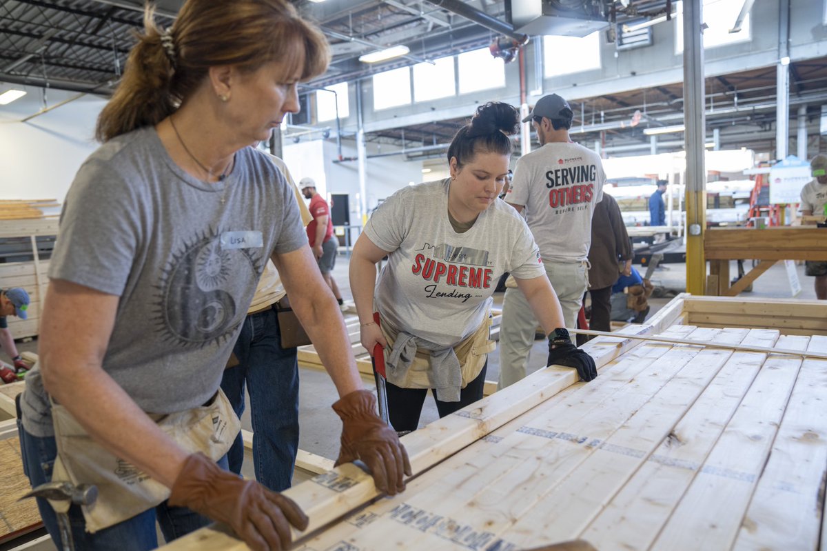 AtlantaHabitat's tweet image. Summer is here — and another dedication is just around the corner!

Volunteers from @SupremeLending are hard at work alongside two future homeowners.

We’re so grateful for this amazing group and their commitment to #ServingOthersBeforeSelf!

#BuiltToThrive