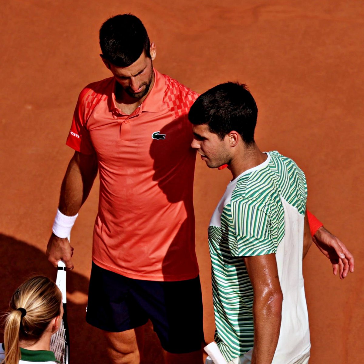 Djokovic avança para a final de Roland-Garros após derrotar um lesionado Alcaraz em quatro sets.