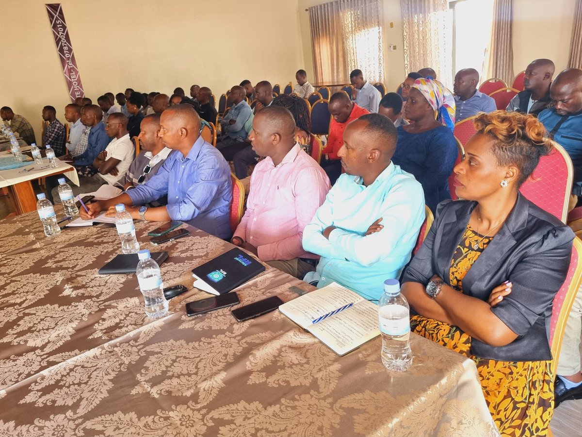 KireheDistrict's tweet photo. Mu rwego rwo kunoza imicungire n’imikoreshereze myiza y’ubutaka no kubukoresha neza ku bufatanye na @Lands_Rwanda hagenzuwe hatangwa n'inama ku gutegura igishushanyo mbonera (#Master_plan) yayobowe n'umuyobozi w'Akarere wungirije ushinzwe iterambere ry'ubukungu @NzirabatinyaMo4 https://t.co/UPhCYrrJRh