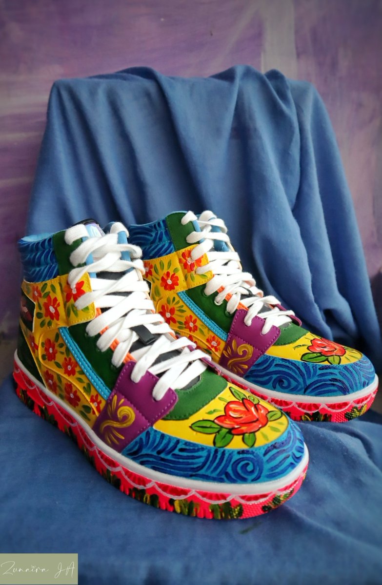 YouAreFlover's tweet photo. Hand painted Truck art on outfitter's high tops ❤️✨ https://t.co/1fJyEULwBW