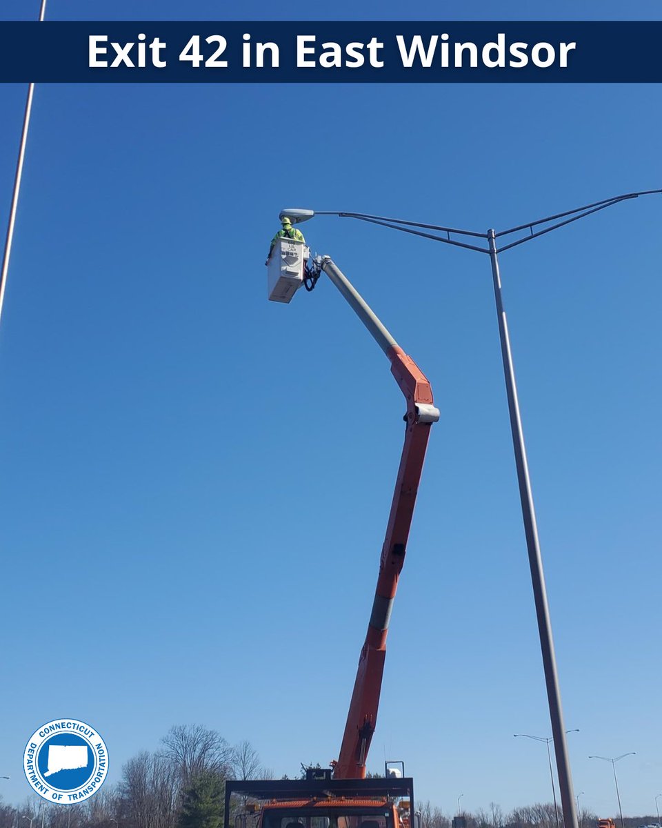 CTDOTOfficial's tweet image. Our crews were replacing burnt out bulbs at exit 42 in #EastWindsor. At #CTDOT, we do it all on #Connecticut roadways! Thanks #TeamDOT for swiftly replacing these bulbs so the roadway can have illumination at night!