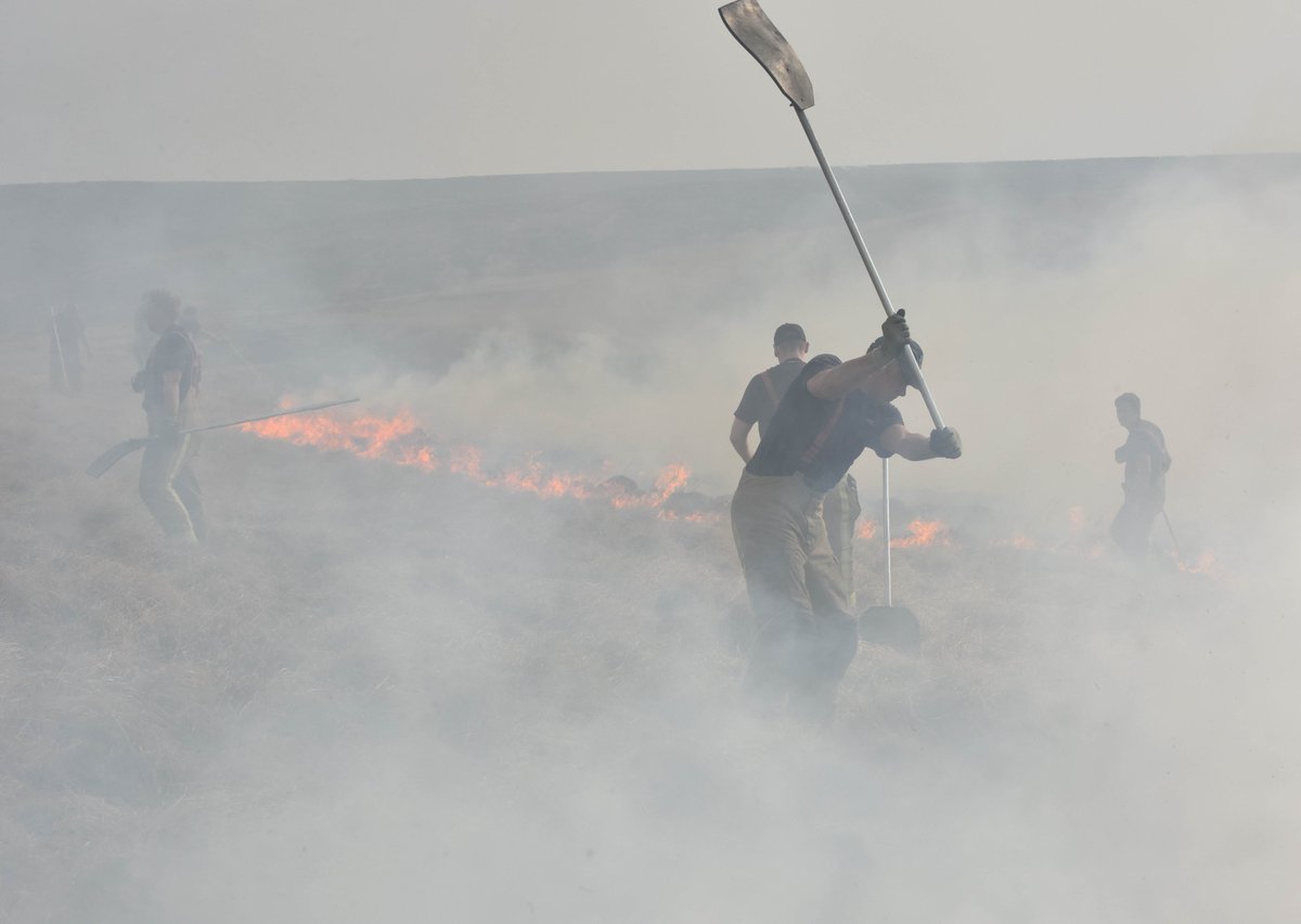 Our firefighters are at a wildfire on Marsden Moor, currently measuring 200sqm, but increasing quickly.
The site is at Binn Lane, near Butterley Reservoir. We are urging people to stay away from this part of the moorland this weekend.

#wildfires #WestYorkshire #marsdenmoor