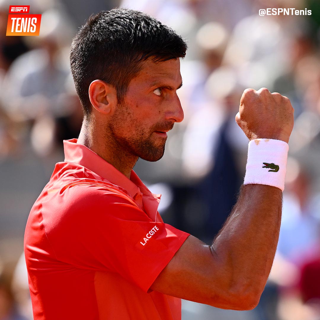 ESPNtenis's tweet photo. ¡OTRA CITA CON LA HISTORIA! 🇷🇸🔥

Novak Djokovic se llevó la victoria por 6-3, 5-7, 6-1 y 6-1 ante un Carlos Alcaraz disminuido físicamente y está en la gran final de #RolandGarros.

😱🏆 Buscará, ante Zverev o Ruud, ser el hombre con más majors en la historia del tenis. https://t.co/A0exf5uILi