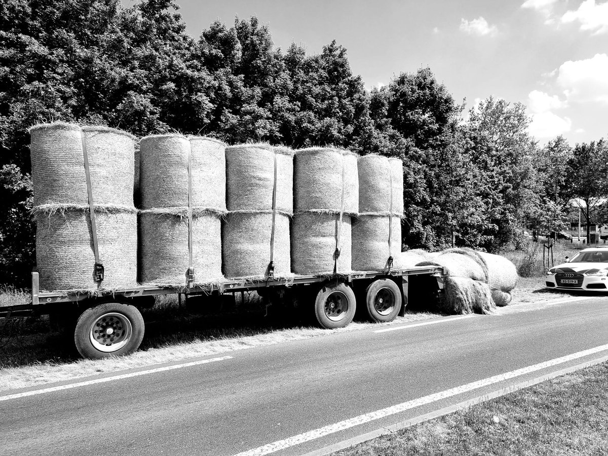 Teamverkeerob's tweet photo. Vrijdagmiddag zagen wij op de N277 bij #Reek een trekker met aanhangwagen rijden waarbij de lading er vanaf viel. De lading woog naar schatting ruim 1500 kg. De bestuurder (24) kreeg een proces verbaal vanwege de lading die niet goed gezekerd was. https://t.co/g94SKVCbqK