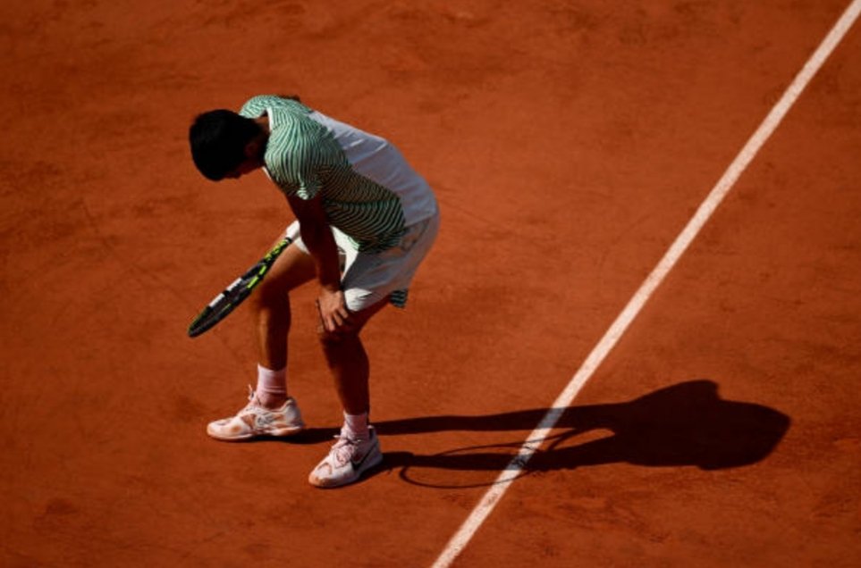 Unos calambres apartan a Alcaraz de poder luchar, de momento, por su sueño. 

Estaba siendo un partidazo hasta que han empezado los aparentes calambres... A partir de ahí, ejercicio de lucha de Carlitos, pero sin ninguna opción real. Las lesiones, lo peor del deporte 😔