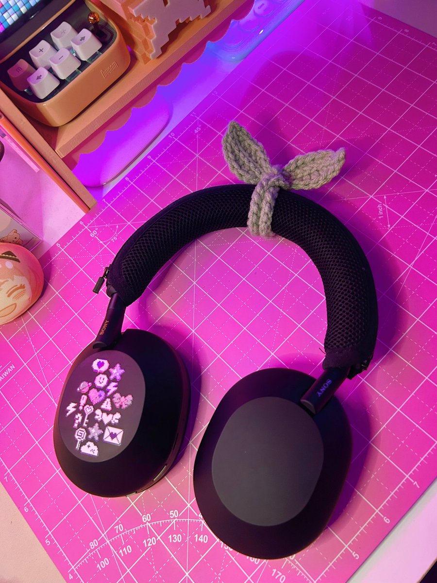 crocheted a cute lil sprout for my headphones 🌱

(pattern by solandisstudio !)