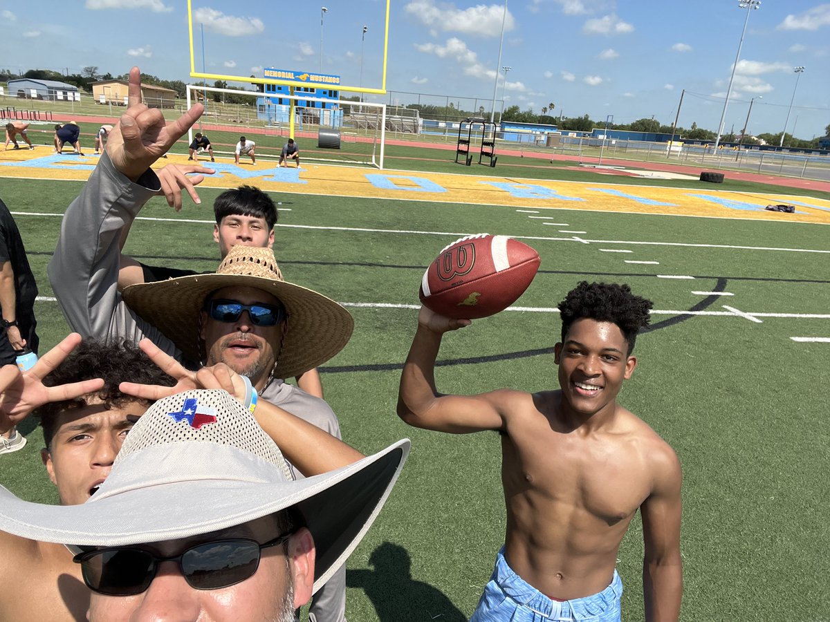 J_MoraSaenz's tweet photo. We still put in the #getapicktakeapic work in during S&amp;C!!! #moravation #1Pride https://t.co/hIBiCBItpu
