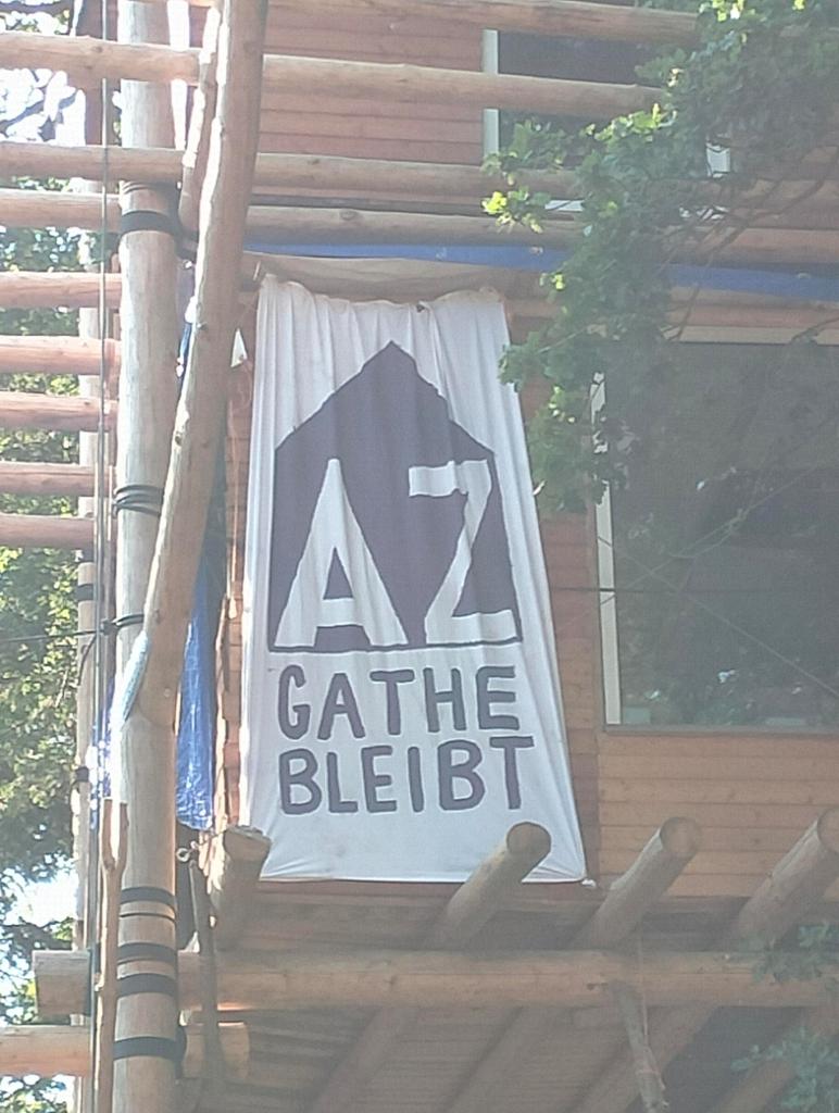 AZ Gathe bleibt!

Wir solidarisieren uns mit dem AZ Gathe in Wuppertal und finden es nicht tragbar, dass ein autonomer, anarchistischer Freiraum ersatzlos überplant wird und das auch noch zu Gunsten der DITIB, welche der türkischen "Religionsbehörde" Dyanet und somit dem (1/x)