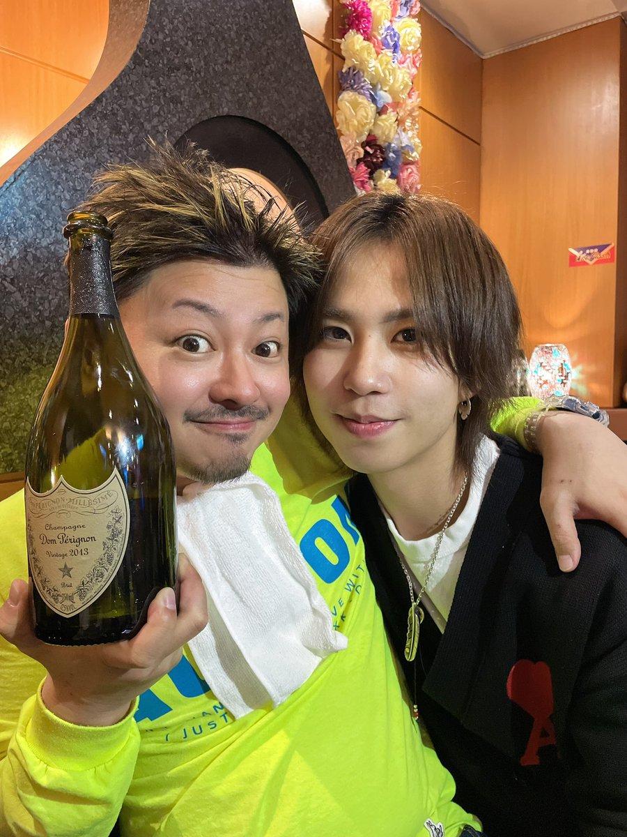 TT19831018's tweet photo. barアップル🍎

5月度はしっかりイトに負けたなー😐
イケメン爆発しねーかなー😑

今月もみんなで楽しく飲んでいきましょう🍺🥂✨
6月度もアップル🍎&amp;首里をよろしくお願いします！
#5月
#6月
#イケメン
#爆発しろ
#歌舞伎町
#バー https://t.co/tqSJbi0d46
