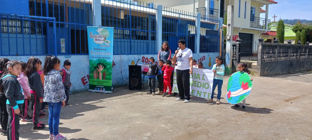 inabguatemala's tweet photo. Junto a la Escuela Oficial Rural Mixta Aldea Campachán en Tejutla, San Marcos. Desarrollamos una Feria Forestal Infantil. Los estudiantes aprendieron sobre la importancia del bosque, la reforestación y sus beneficios.
#INAB #RegionVI #MásBosquesMásVida #ManejoForestal https://t.co/SDvhMjYkm4