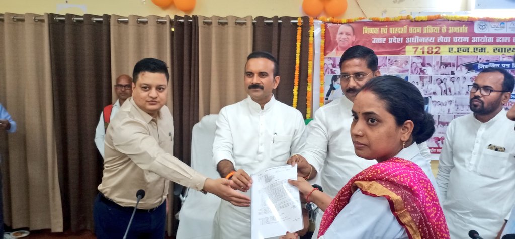 dmchandauli's tweet photo. 👉मिशन रोजगार के तहत प्रदेश स्तर पर 7182 एवं जनपद चंदौली में 76 एएनएम को मा0 मुख्यमंत्री जी द्वारा दिया गया नियुक्ति पत्र
👉जनपद में विधायकगण की उपस्थिति में नवनियुक्त ANM कार्यकत्रियों को शुभकामनाएं के साथ अपने दायित्वों का निर्वहन सुनिश्चित करने हेतु निर्देशित किया गया।@UPGovt https://t.co/75OwoKA1g7