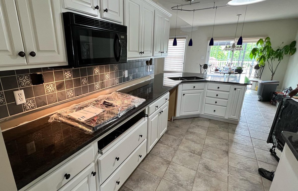 Add some contrast to light cabinets with dark countertops!
Coffee Brown Granite pulls the black hardware and appliances in but breaks up the bright white colored cabinets!
#goodfellasgranite #kitchencountertops #kitchenremodel #naturalstone #granite #countertops #fabrication