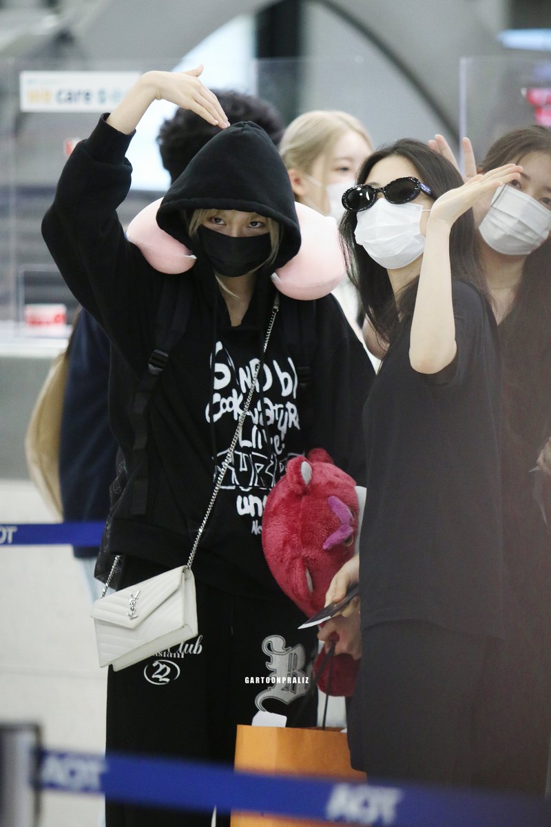 BABYMONGLOBAL's tweet photo. [📸] 090623

#RUKA, #CHIQUITA, #RORA preview at airport in Thailand

#BABYMONSTER #베이비몬스터
@YGBABYMONSTER_ #DREAM
https://t.co/o6MOtqMMUk