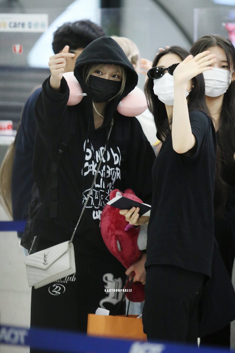 BABYMONGLOBAL's tweet photo. [📸] 090623

#RUKA, #CHIQUITA, #RORA preview at airport in Thailand

#BABYMONSTER #베이비몬스터
@YGBABYMONSTER_ #DREAM
https://t.co/o6MOtqMMUk