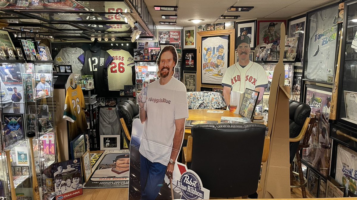 boggs328's tweet image. Someone finally came for a visit to @TheBoggsTavern! The @ChickenMan3010 has come home to the bar and museum which celebrates all aspects of his playing and post-playing careers! @PabstBlueRibbon is the official beer in the Tavern. 😉🐔🐓🍗⚾️🍺🍻🥃 #BoggsisBlue @baseballhall